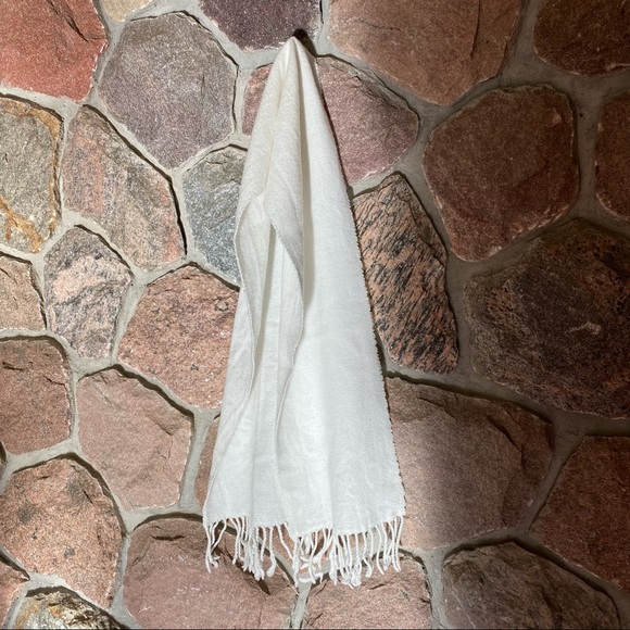 🧣Warm white scarf with fringes. - Picture 1 of 3